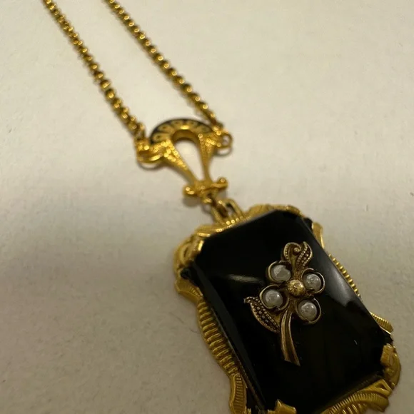 Elegant Vintage Victorian-Style Necklace with Faux Pearls - Picture 3 of 14